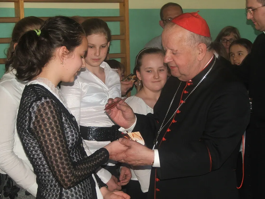 Archiwalne zdjęcie z uroczystości w Szkole Podstawowej w Wielkich Drogach.
