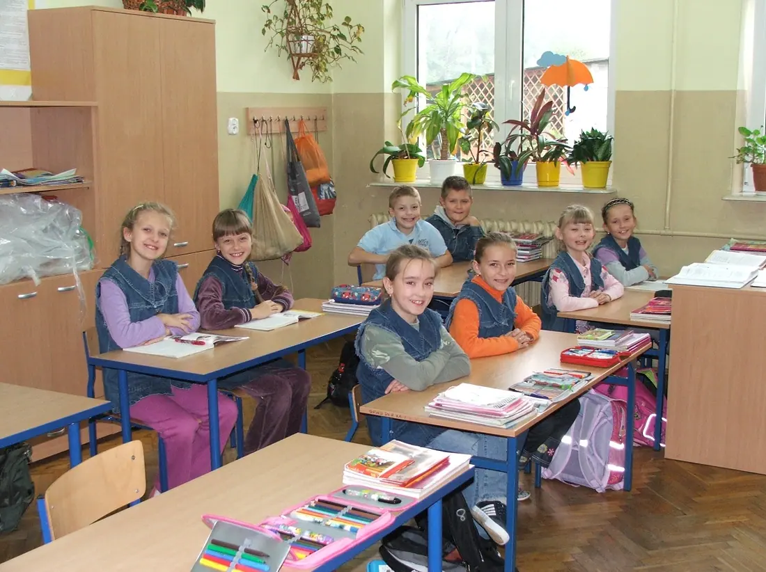 Archiwalne zdjęcie z uroczystości w Szkole Podstawowej w Wielkich Drogach.