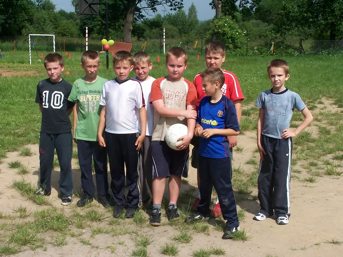 Archiwalne zdjęcie grupowe uczniów szkoły w Wielkich Drogach podczas wyjazdu.