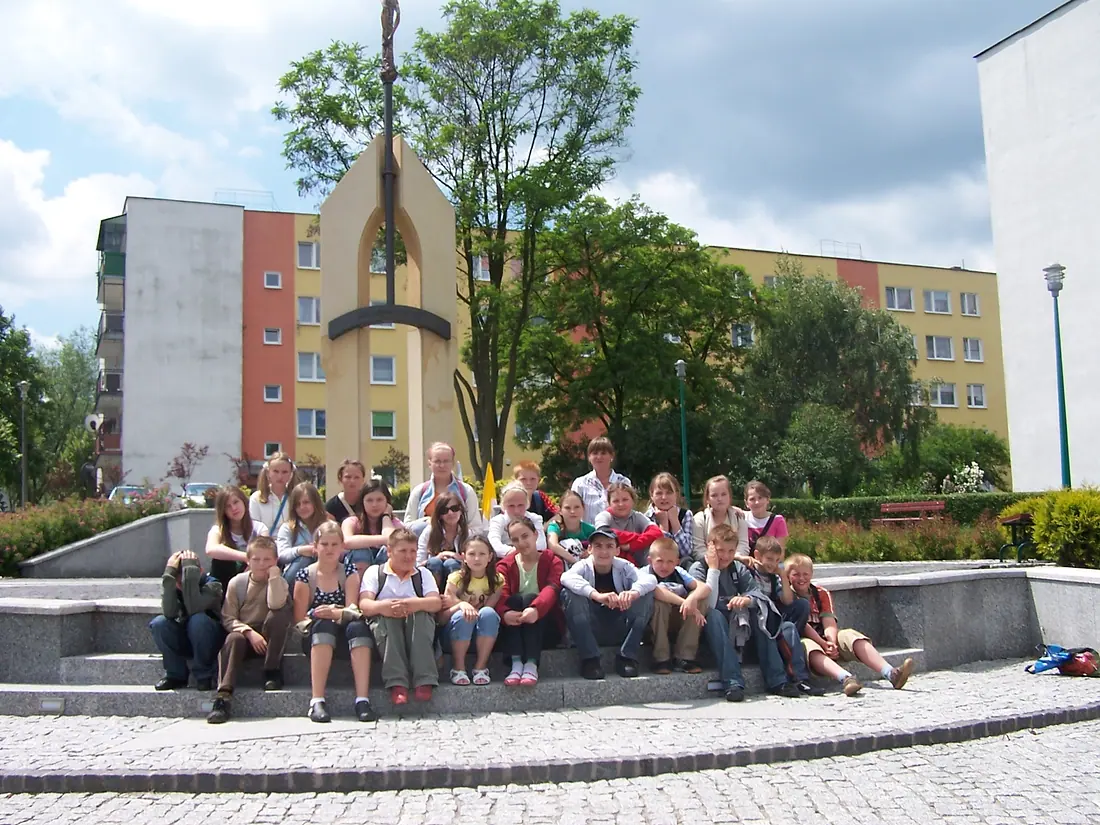 Archiwalne zdjęcie grupowe uczniów szkoły w Wielkich Drogach podczas wyjazdu.