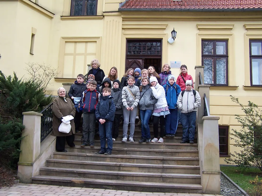Archiwalne zdjęcie grupowe uczniów szkoły w Wielkich Drogach podczas wyjazdu.