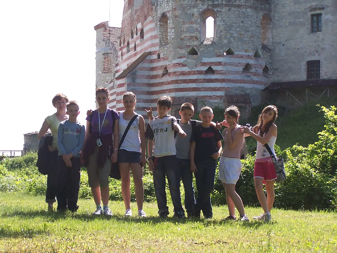 Archiwalne zdjęcie grupowe uczniów szkoły w Wielkich Drogach podczas wyjazdu.