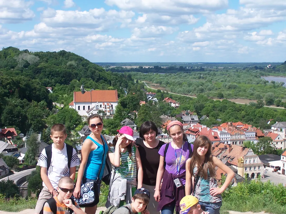 Archiwalne zdjęcie grupowe uczniów szkoły w Wielkich Drogach podczas wyjazdu.