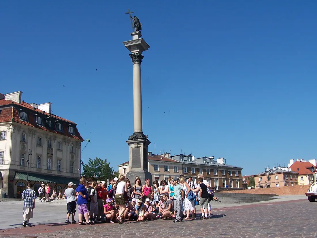 Archiwalne zdjęcie grupowe uczniów szkoły w Wielkich Drogach podczas wyjazdu.