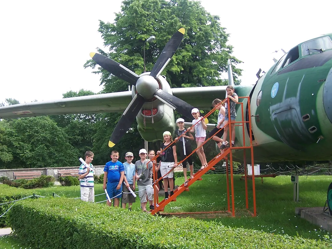 Archiwalne zdjęcie grupowe uczniów szkoły w Wielkich Drogach podczas wyjazdu.