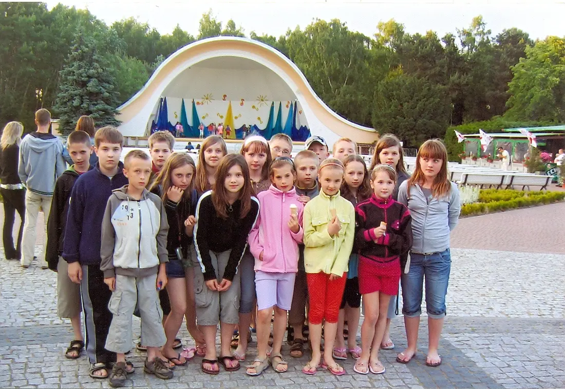 Archiwalne zdjęcie grupowe uczniów szkoły w Wielkich Drogach podczas wyjazdu.