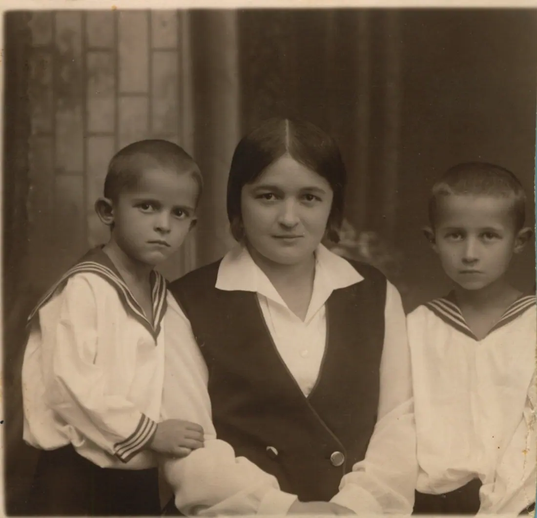 Archiwalne zdjęcie rodzinne: kobieta z dwoma chłopcami.