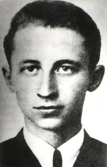 Czarno-biały portret młodego mężczyzny.